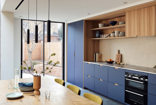 Dapur dengan perpaduan warna kontras yang mencolok